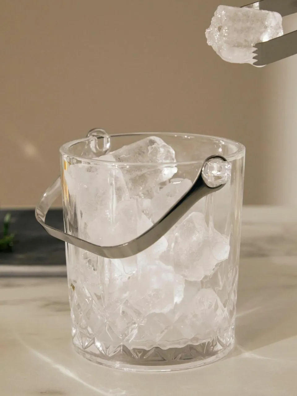 Aida Kleiner Eiseimer Harvey mit Eiszange und Kristallrelief