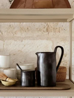 ferm LIVING Krug Flow aus Steinzeug, 1 L