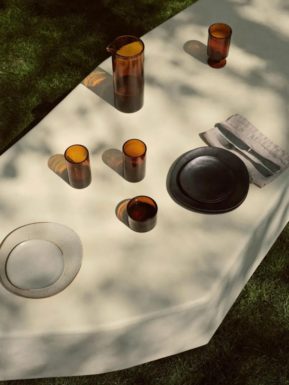 ferm LIVING Kuchenteller Flow aus Steinzeug