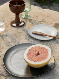 ferm LIVING Kuchenteller Flow aus Steinzeug
