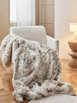 Magma Kuscheldecke Skins aus Kunstfell in Schneeleoparden-Optik