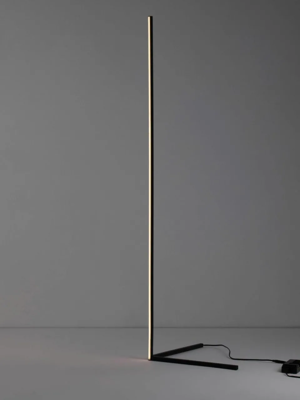 Nova Luce LED-Stehlampe V-Line