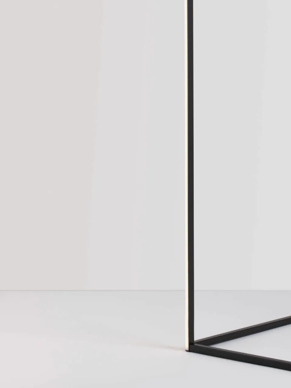 Nova Luce LED-Stehlampe V-Line