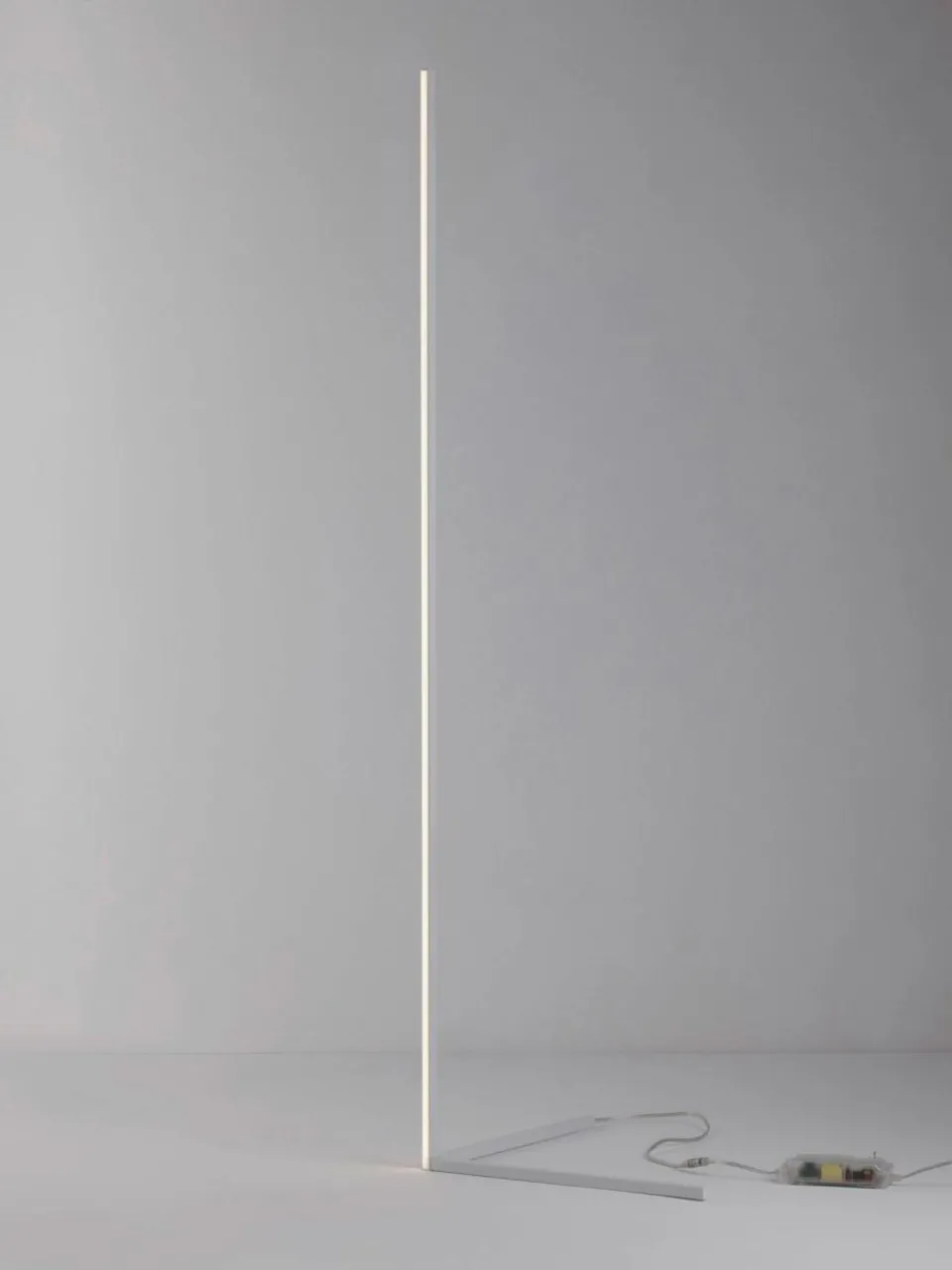 Nova Luce LED-Stehlampe V-Line