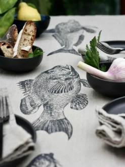 Frohstoff Leinen-Tischläufer Fish, handbedruckt