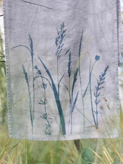 Frohstoff Leinen-Tischläufer Wiese, handbedruckt
