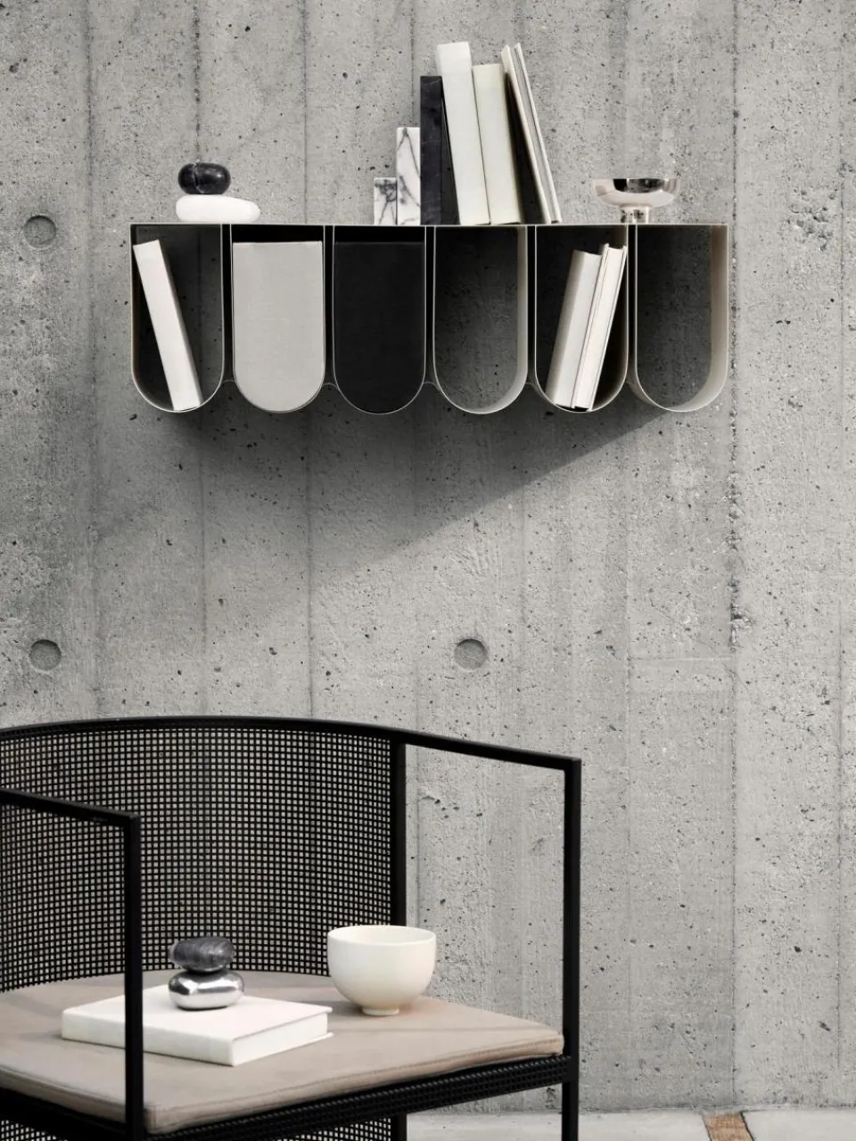 Kristina Dam Metall-Wandregal Curved