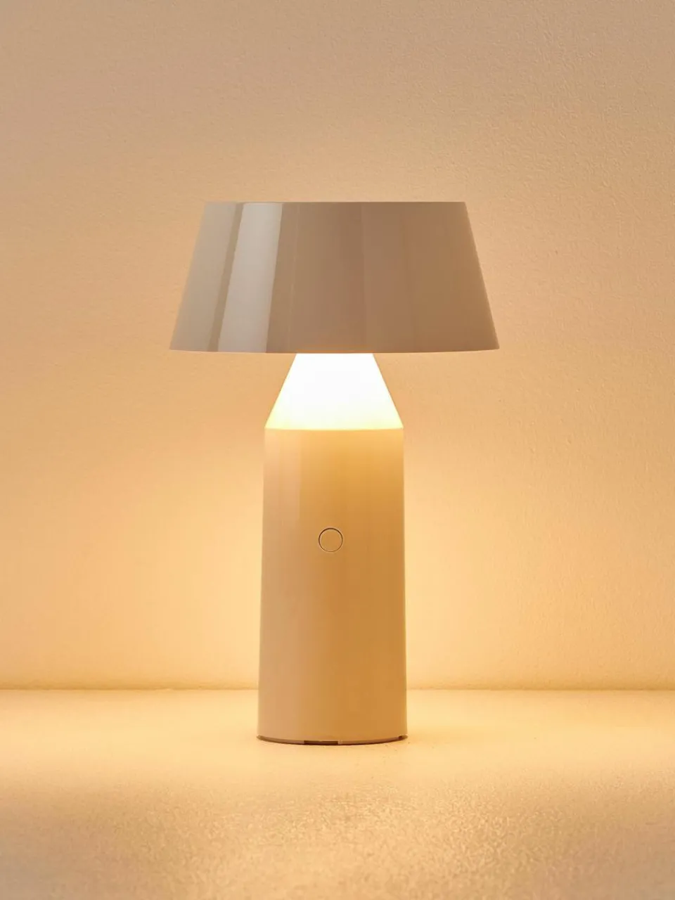 Marset Mobile LED-Tischlampe Bicoca mit verstellbarem Lampenschirm, dimmbar
