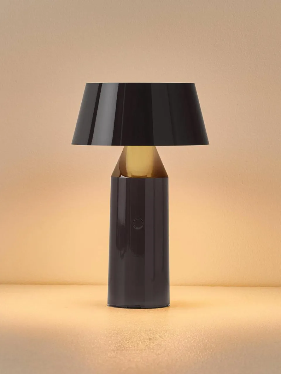Marset Mobile LED-Tischlampe Bicoca mit verstellbarem Lampenschirm, dimmbar