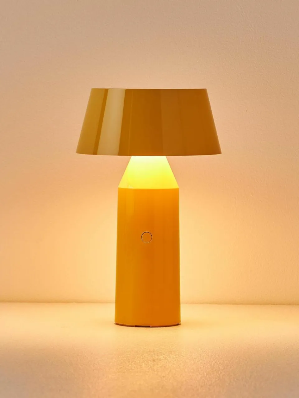 Marset Mobile LED-Tischlampe Bicoca mit verstellbarem Lampenschirm, dimmbar
