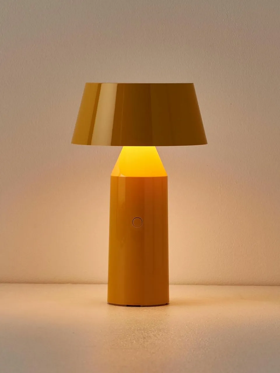 Marset Mobile LED-Tischlampe Bicoca mit verstellbarem Lampenschirm, dimmbar