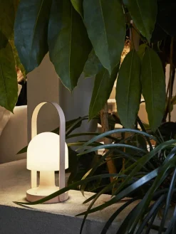Marset Mobile LED-Tischlampe FollowMe mit verstellbarem Lampenschirm, dimmbar