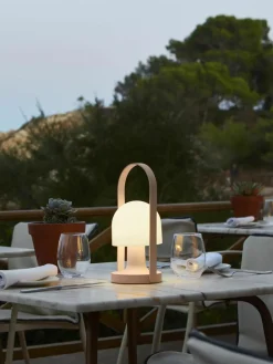 Marset Mobile LED-Tischlampe FollowMe mit verstellbarem Lampenschirm, dimmbar