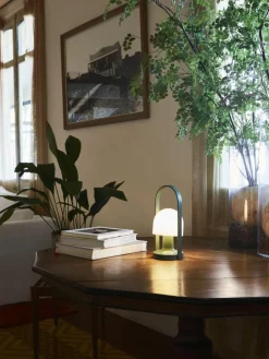 Marset Mobile LED-Tischlampe FollowMe mit verstellbarem Lampenschirm, dimmbar