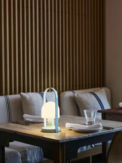 Marset Mobile LED-Tischlampe FollowMe mit verstellbarem Lampenschirm, dimmbar