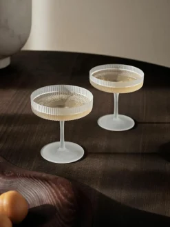 ferm LIVING Mundgeblasene Champagnerschalen Ripple mit Rillenrelief, 2 Stück