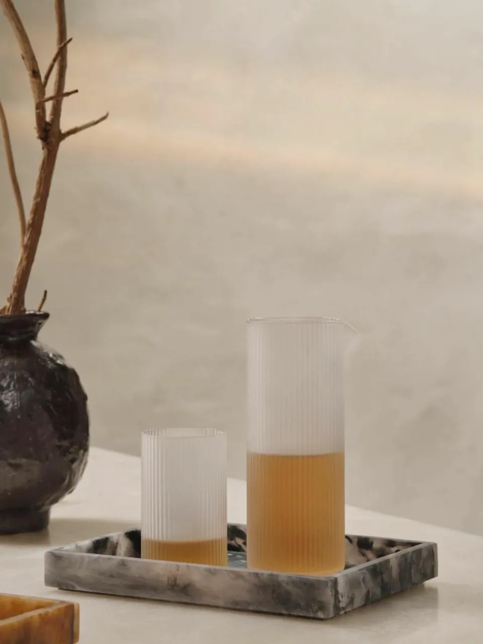 ferm LIVING Mundgeblasene Karaffe Ripple mit Rillenrelief, 400 ml