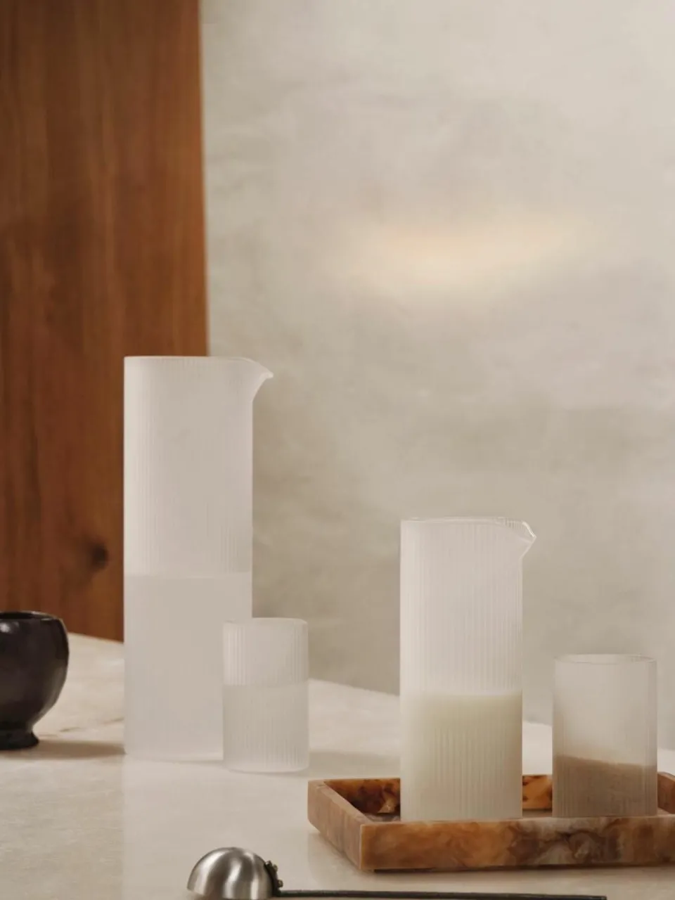 ferm LIVING Mundgeblasene Karaffe Ripple mit Rillenrelief, 400 ml