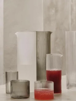 ferm LIVING Mundgeblasene Karaffe Ripple mit Rillenrelief, 1.1 L
