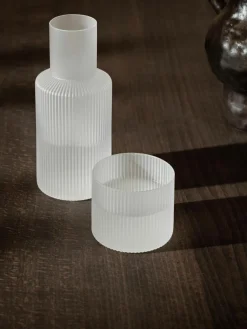 ferm LIVING Mundgeblasene kleine Karaffe Ripple mit Wasserglas, 2er-Set
