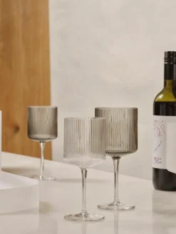 ferm LIVING Mundgeblasene Rotweingläser Ripple mit Rillenrelief, 2 Stück