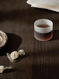 ferm LIVING Mundgeblasene Wassergläser Ripple mit Rillenrelief, 4 Stück