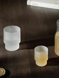 ferm LIVING Mundgeblasene Wassergläser Ripple mit Rillenrelief, 4er-Set