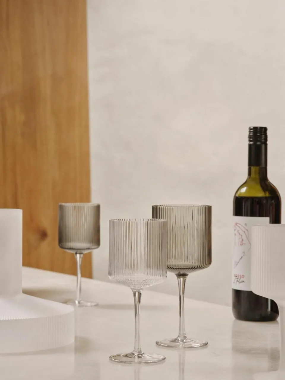 ferm LIVING Mundgeblasene Weißweingläser Ripple mit Rillenrelief, 2 Stück