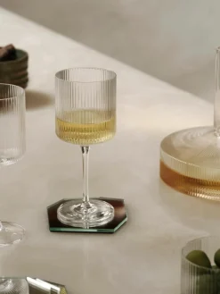 ferm LIVING Mundgeblasene Weißweingläser Ripple mit Rillenrelief, 2 Stück