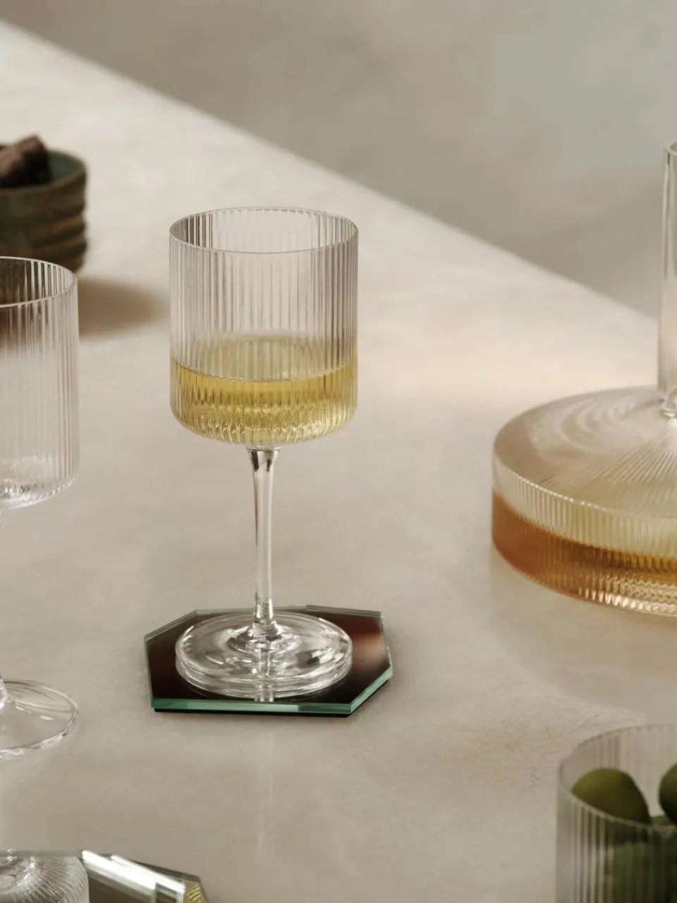 ferm LIVING Mundgeblasene Weißweingläser Ripple mit Rillenrelief, 2 Stück