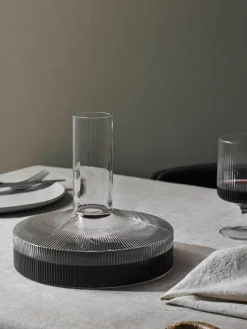 ferm LIVING Mundgeblasener Dekanter Ripple mit Rillenrelief, 1.1 L