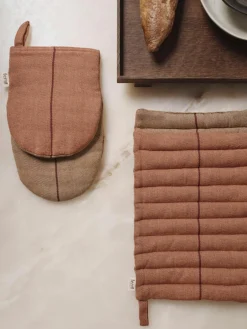 ferm LIVING Ofenhandschuh Ito aus Bio-Baumwolle