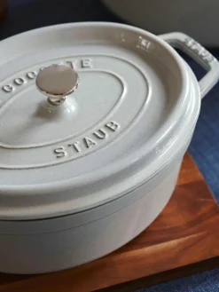 Staub Ovaler Bräter La Cocotte aus Gusseisen