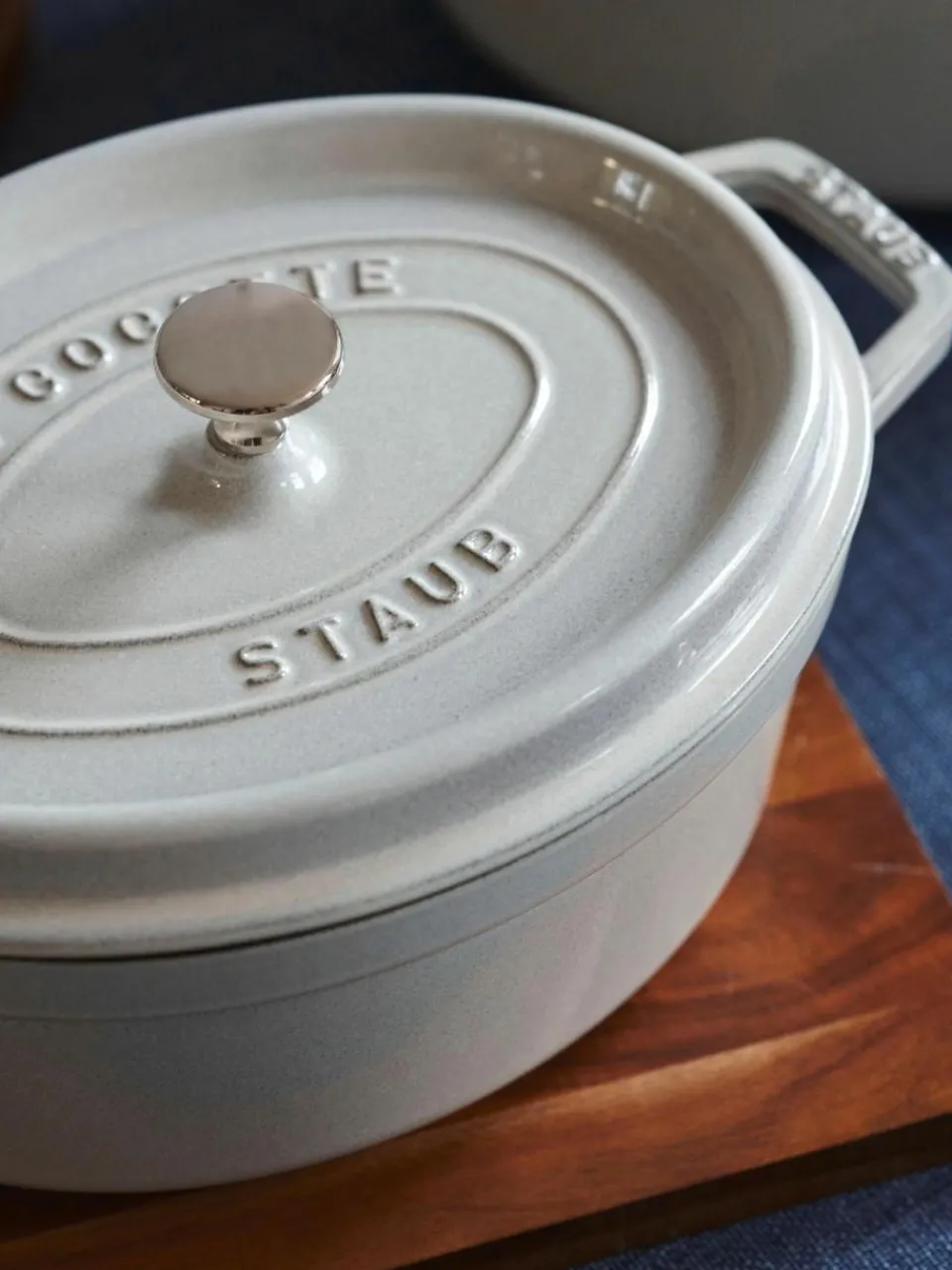 Staub Ovaler Bräter La Cocotte aus Gusseisen