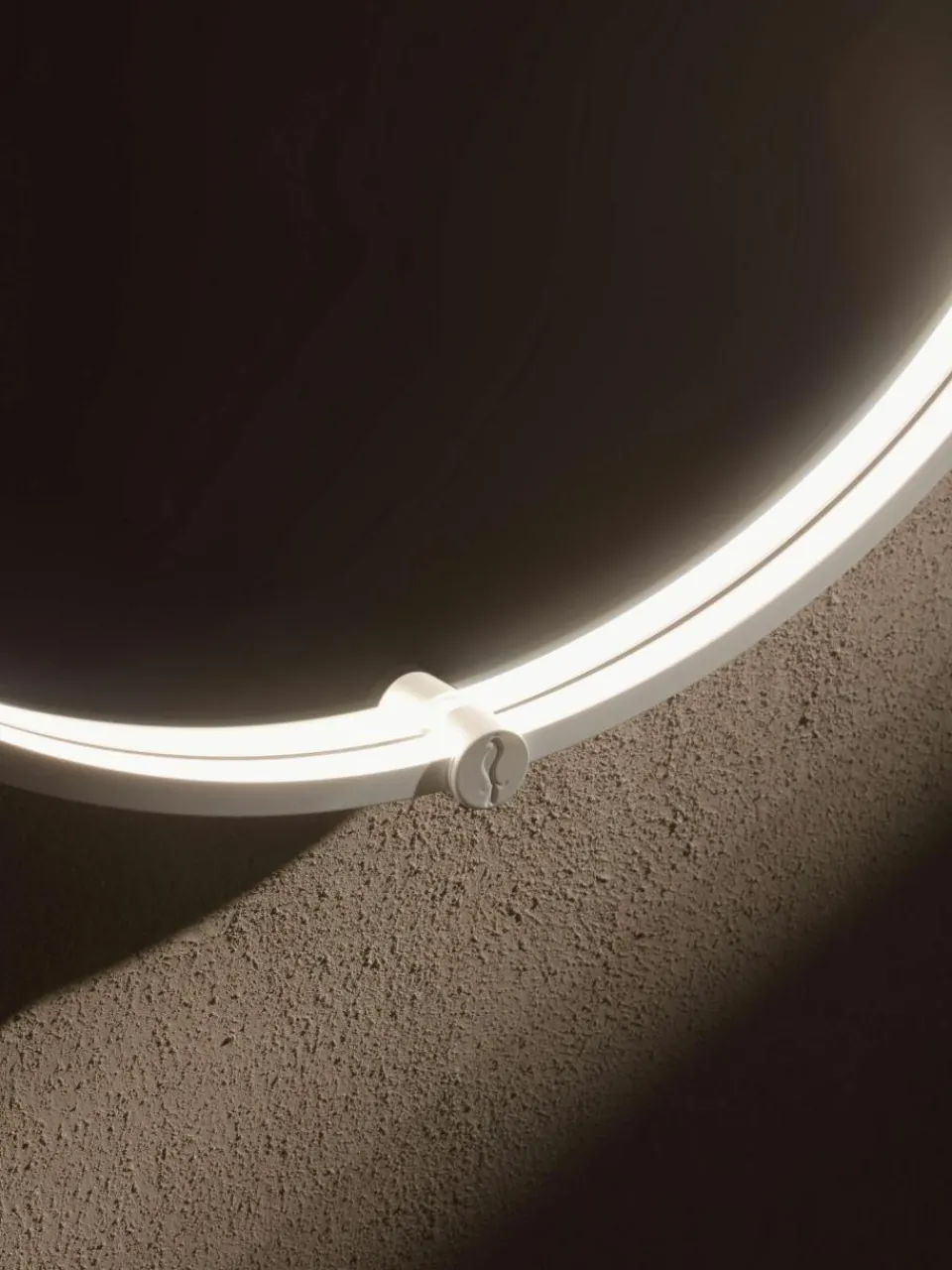 Vanita&Casa Ovaler Wandspiegel Avior mit LED-Beleuchtung