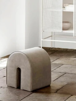 Kristina Dam Polsterhocker Curved aus Nubukleder