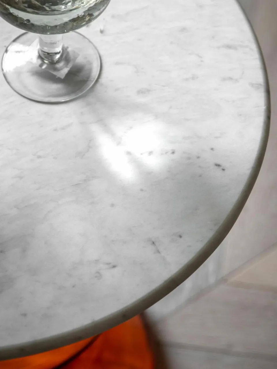 Westwing Runder Beistelltisch Turin aus Glas und Marmor, mundgeblasen