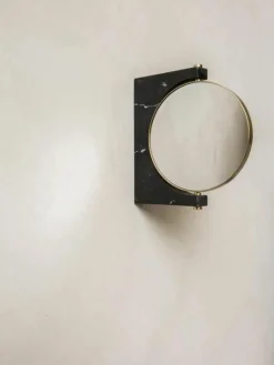 Audo Copenhagen Runder Wand-Kosmetikspiegel Pepe aus Marmor