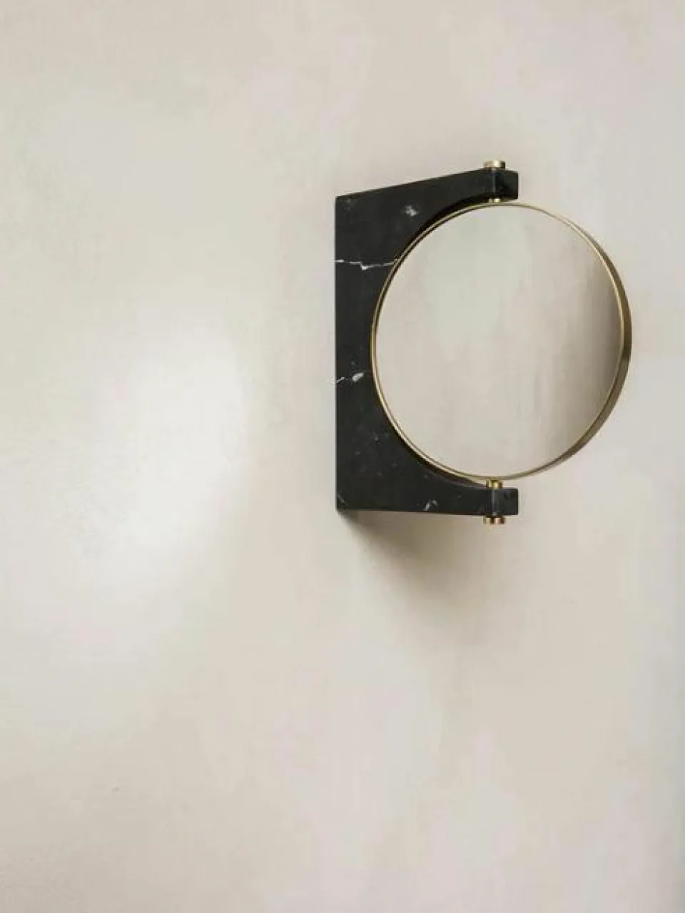 Audo Copenhagen Runder Wand-Kosmetikspiegel Pepe aus Marmor