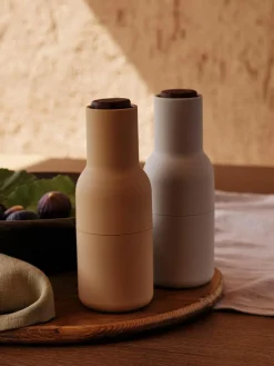 Audo Copenhagen Salz- & Pfeffermühle Bottle Grinder mit Walnussholzdeckel, 2er-Set