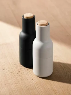 Audo Copenhagen Salz- & Pfeffermühle Bottle Grinder mit Buchenholzdeckel, 2er-Set