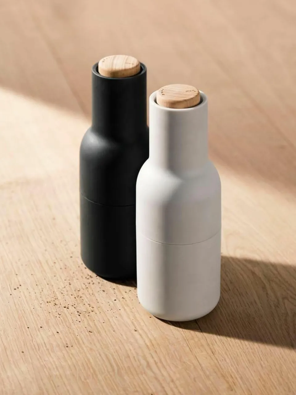 Audo Copenhagen Salz- & Pfeffermühle Bottle Grinder mit Buchenholzdeckel, 2er-Set