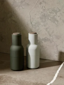 Audo Copenhagen Salz- & Pfeffermühle Bottle Grinder mit Walnussholzdeckel, 2er-Set