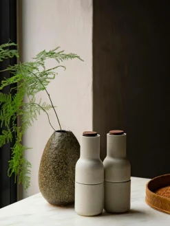 Audo Copenhagen Salz- & Pfeffermühle Bottle Grinder mit Walnussholzdeckel, 2er-Set