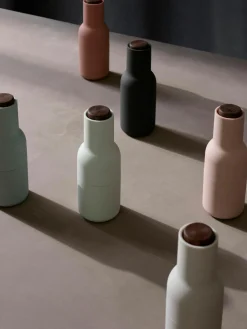 Audo Copenhagen Salz- & Pfeffermühle Bottle Grinder mit Walnussholzdeckel, 2er-Set