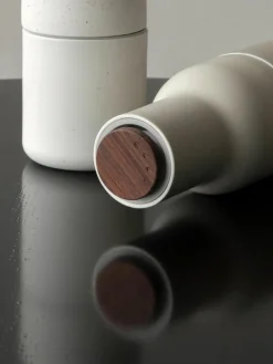 Audo Copenhagen Salz- & Pfeffermühle Bottle Grinder mit Walnussholzdeckel, 2er-Set