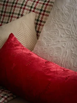 Westwing Collection Samt-Kissenhülle Isadora mit weihnachtlicher Stickerei