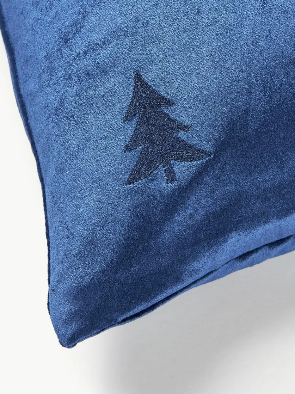 Westwing Collection Samt-Kissenhülle Isadora mit Weihnachtsbaum-Stickerei