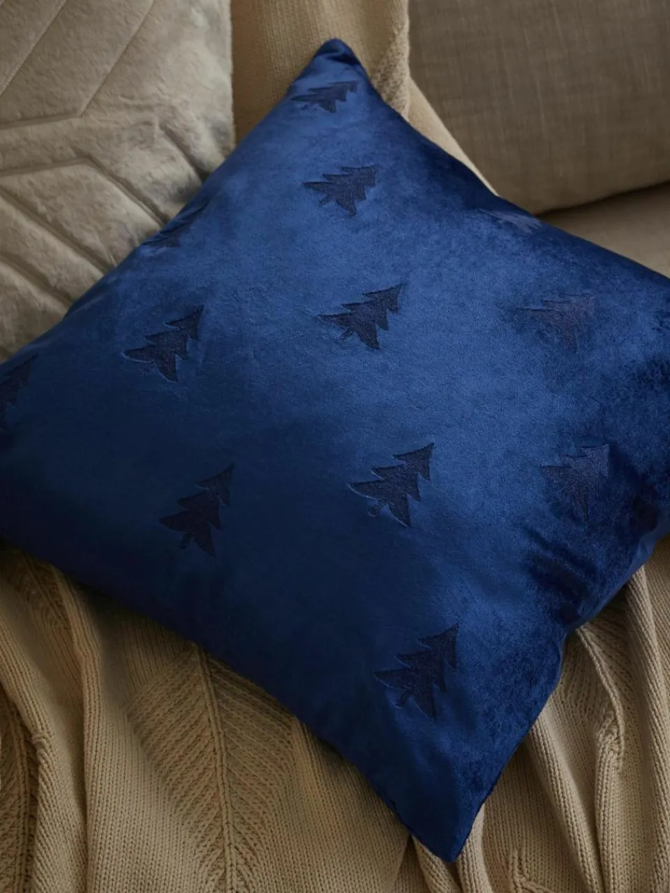 Westwing Collection Samt-Kissenhülle Isadora mit Weihnachtsbaum-Stickerei