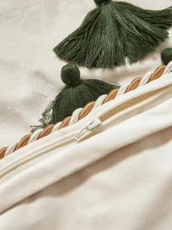 Westwing Collection Samt-Kissenhülle Skyler mit weihnachtlichem Motiv und Quasten